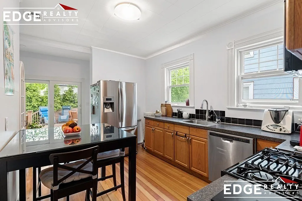 4 bed, 2.5 bath, 1881 sqft, $6,500 — Photo 1