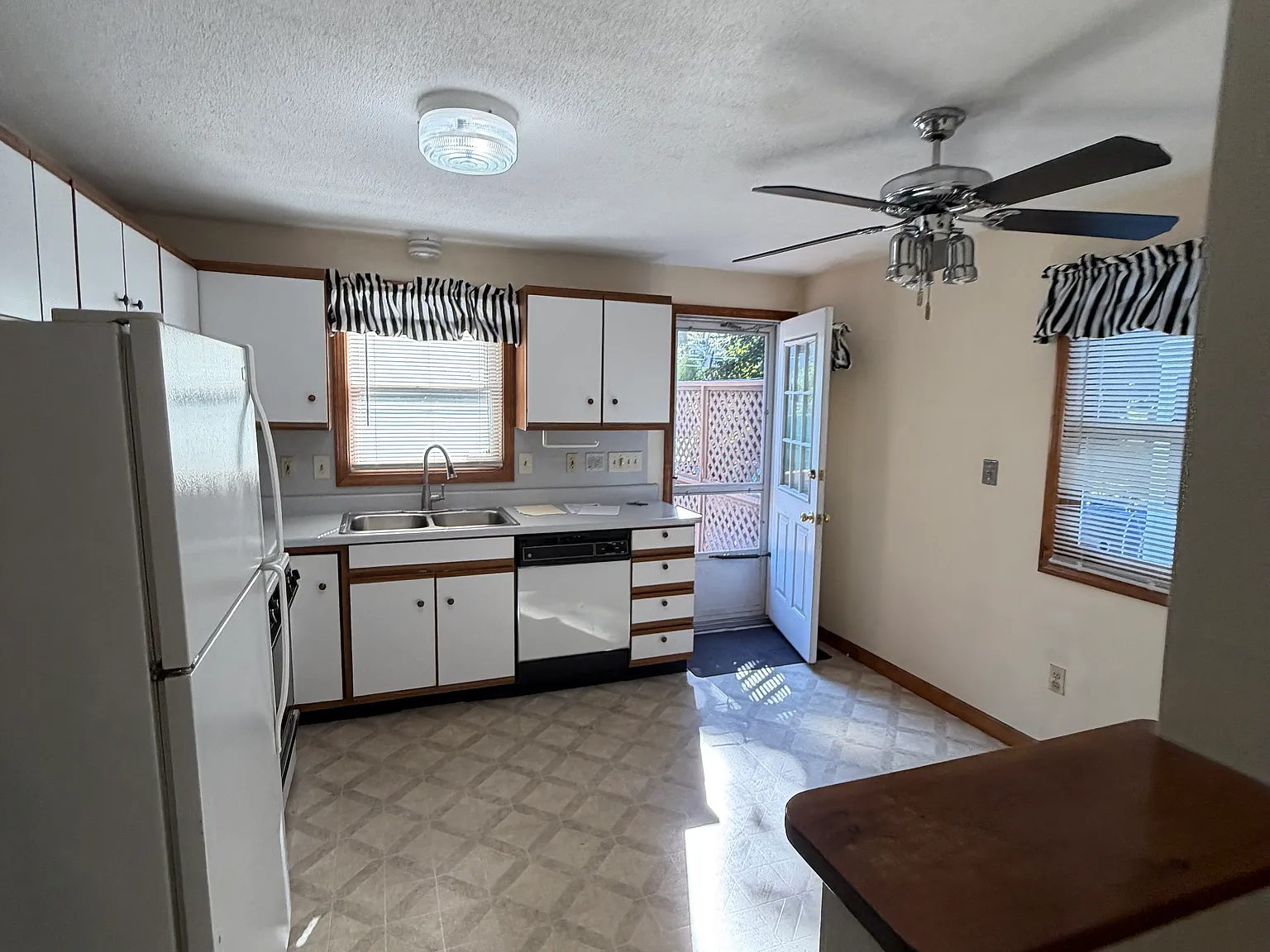 2 bed, 1.5 bath, 882 sqft, $2,250 — Photo 2
