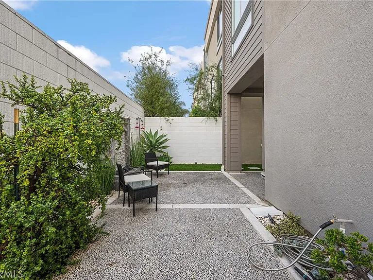 1068 Hampton Dr — Photo 44