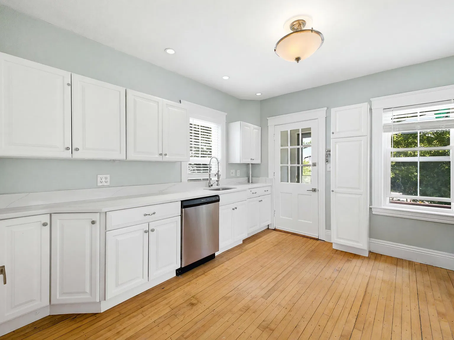 3 bed, 1.5 bath, 1860 sqft, $2,800 — Photo 4