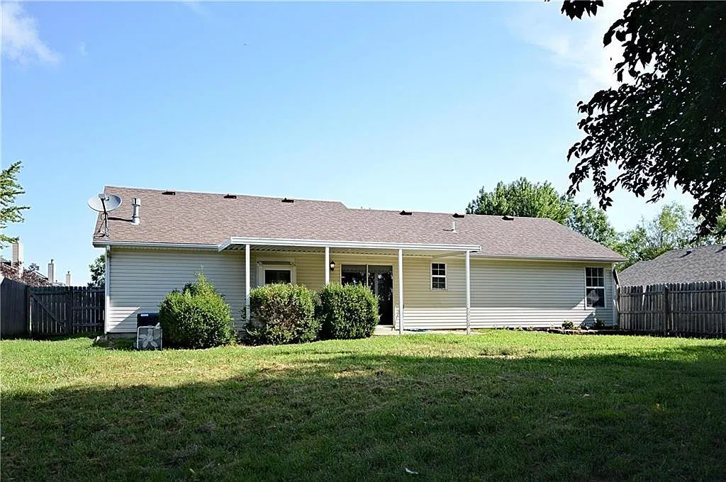 3 bed, 1250 sqft, $1,500 — Photo 2