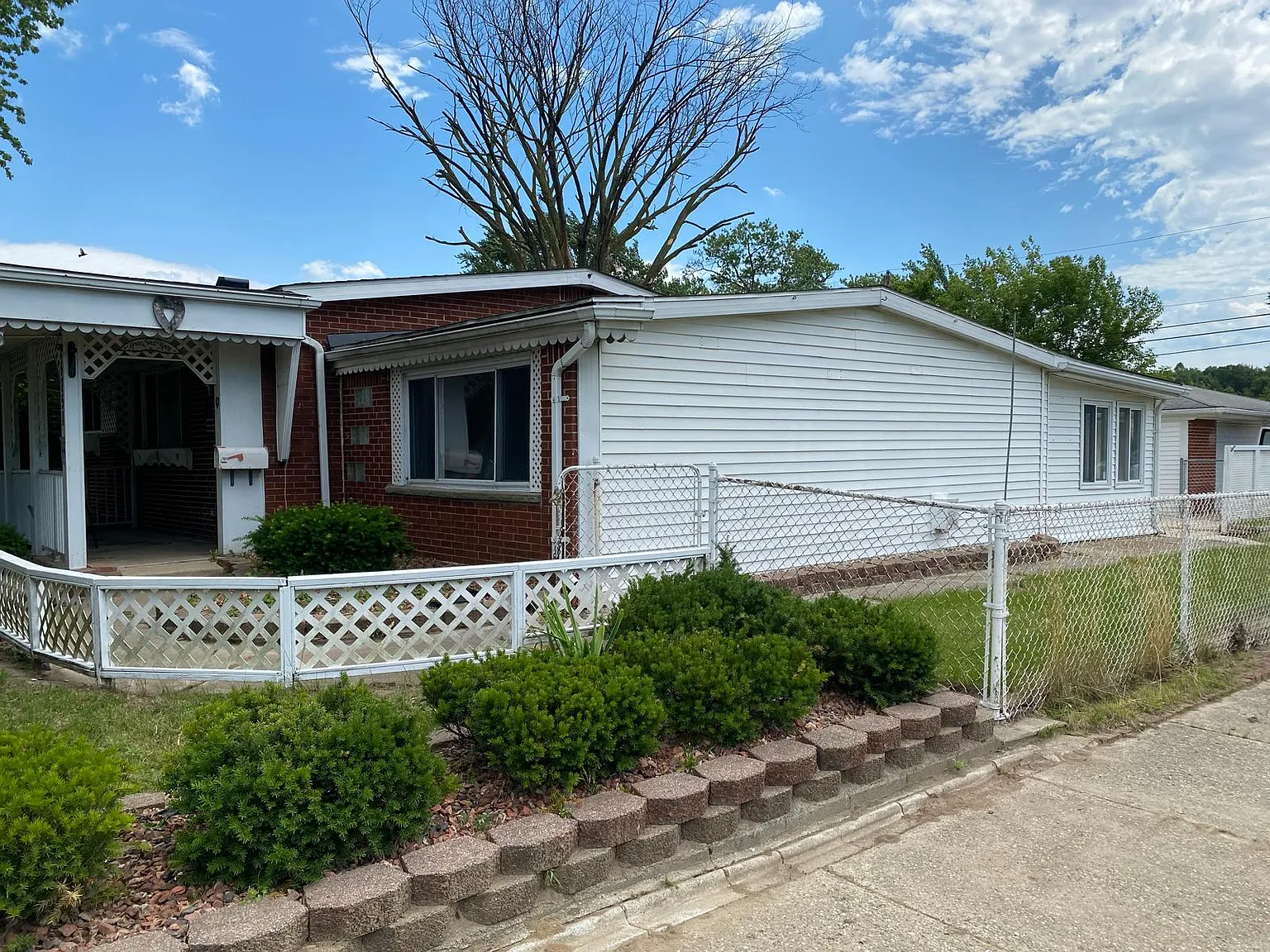 3 bed, 1.5 bath, 1458 sqft, $1,450 — Photo 2
