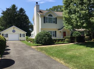 3 Holiday Ct, Hampton Bays, NY 11946