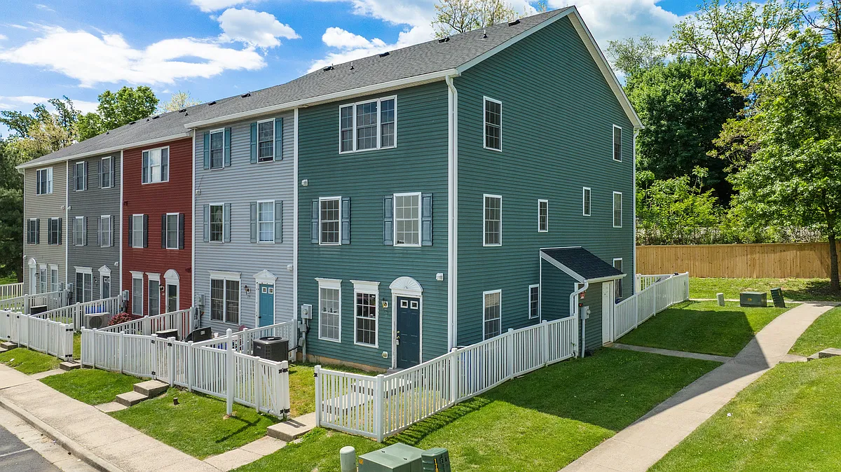 Side View - 170 N Altamont Ave #170