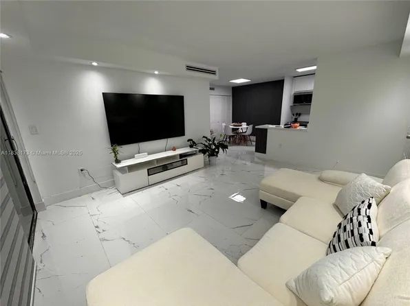7135 NW 179th St APT 211, Hialeah, FL 33015