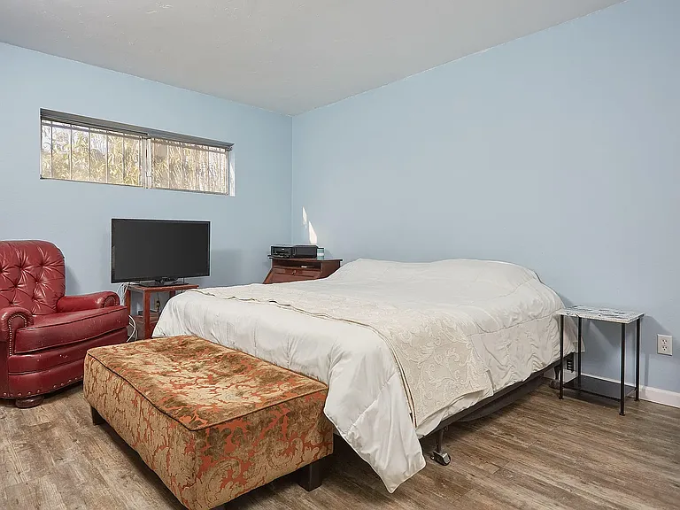 3906 N Stone Ave — Photo 11