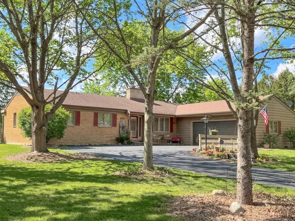 6315 Walkup Ln, Crystal Lake, IL 60012