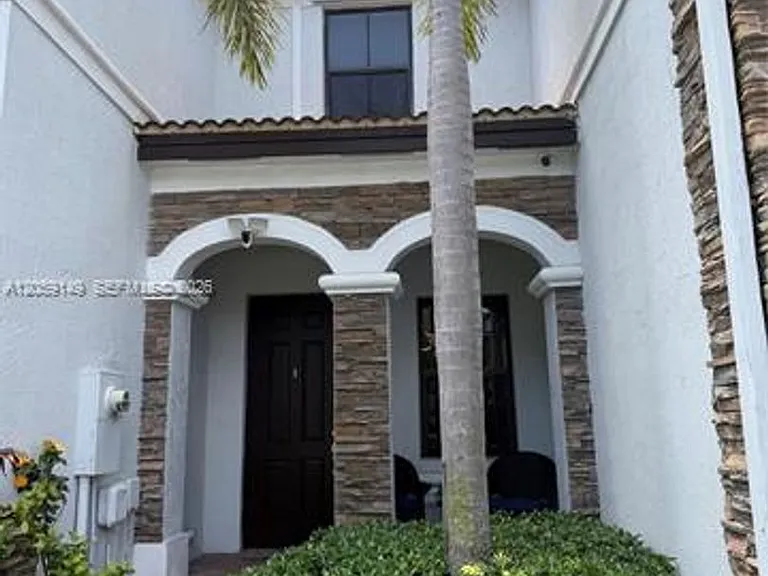 11302 NW 88th Ter #Townhouse 11302 — Photo 4