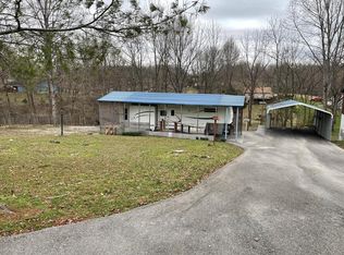 2031 Lakeview Dr, Byrdstown, TN 38549