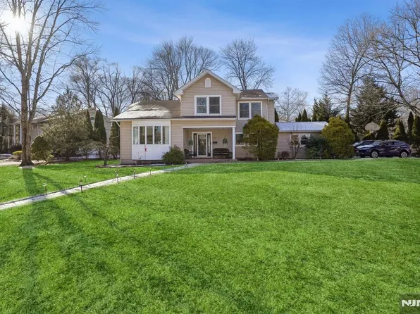 17 Sparrow Dr, Livingston, NJ 07039