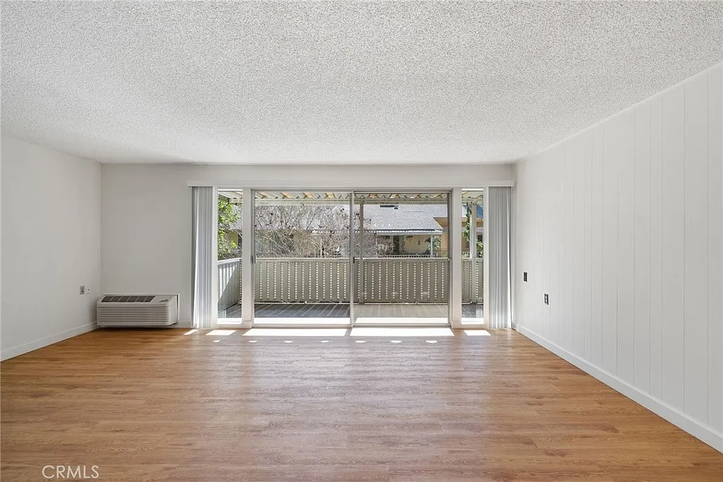 2 bed, 1040 sqft, $2,295 — Photo 3