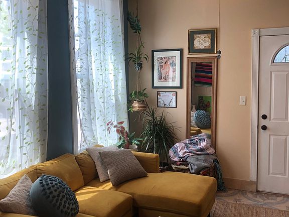 2nd image of 2318 S Leavitt St APT 1R
