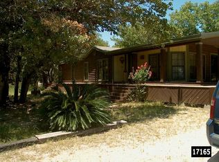 110 Willow Creek Dr, Floresville, TX 78114