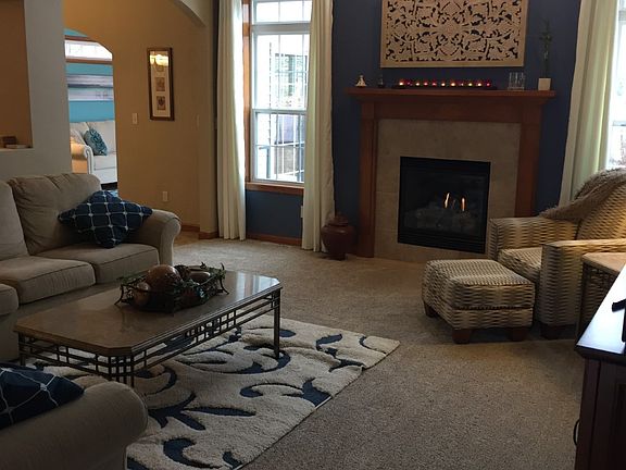 Family Rm w/vaulted ceiling