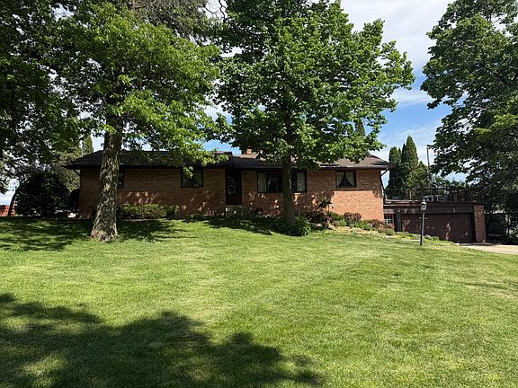2nd image of 2105 Linn Dr