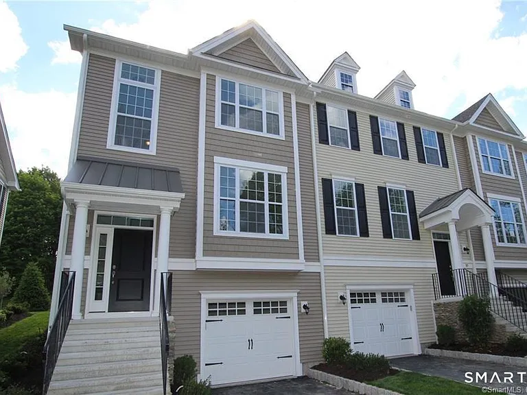 10 Moorland Dr #10 — Photo 1