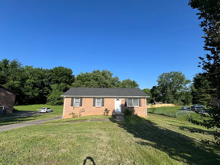 1318 Courtney Dr — Photo 3