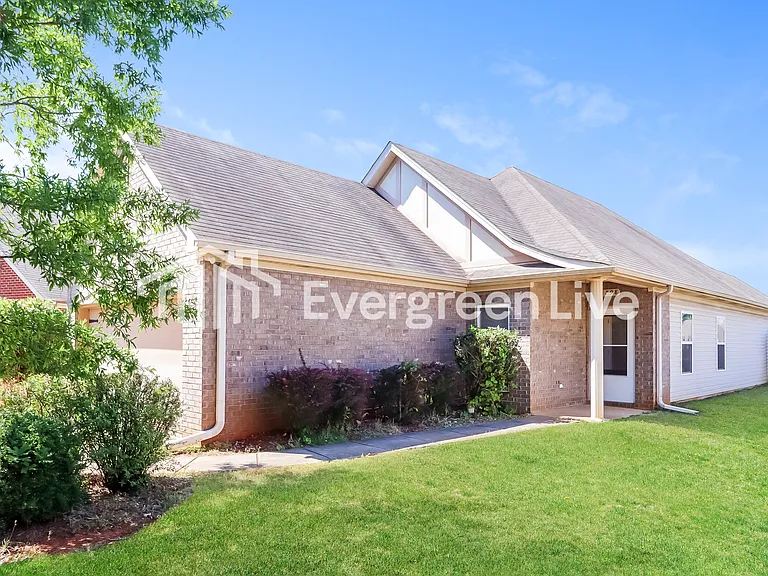 1798 Bradford Ln — Photo 3