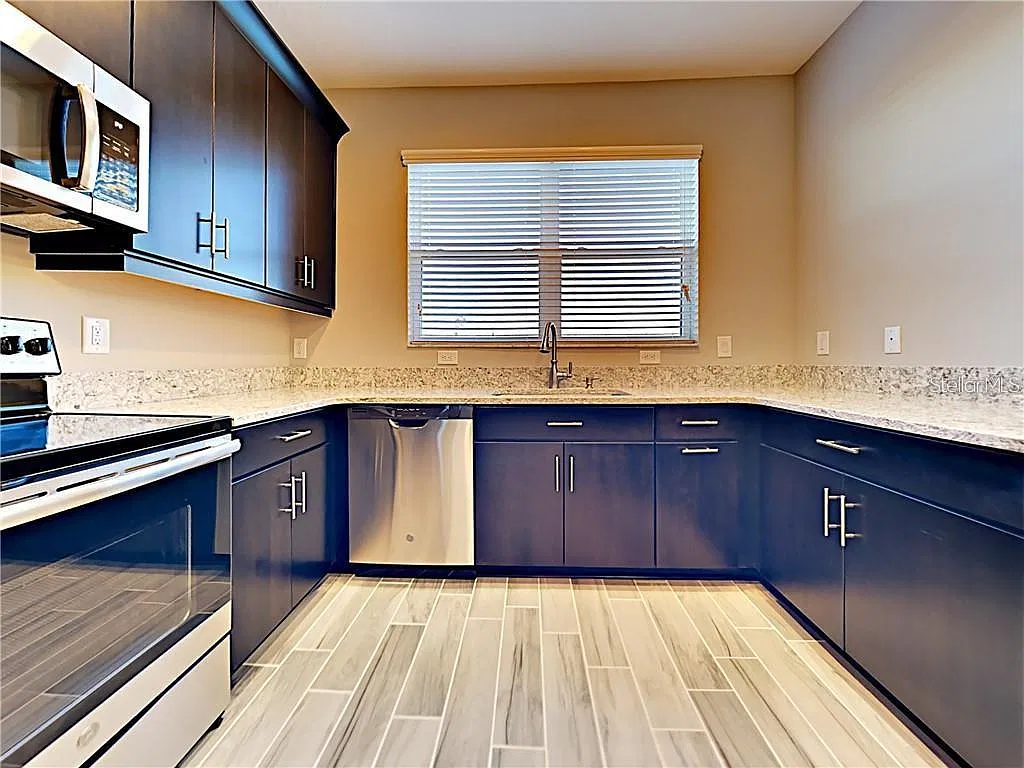 3 bed, 2.5 bath, 1853 sqft, $2,250 — Photo 2