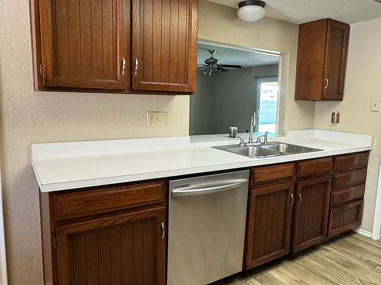 3468 E Hearn Rd — Photo 4