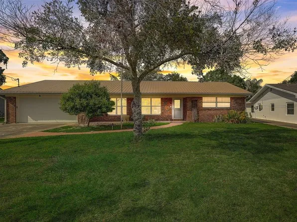 8 Lonesome Pine Trl, Yalaha, FL 34797