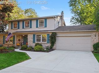 1571 Hunters Ridge Dr, Bloomfield Hills, MI 48304