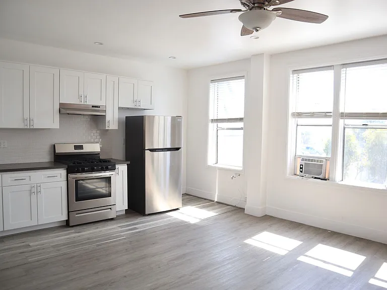 St. Charles Studio Apartments — Photo 4