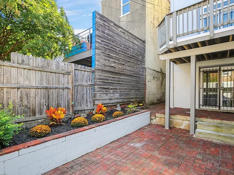616 E St NE #B — Photo 17