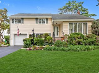 61 Pell Ter, Garden City, NY 11530