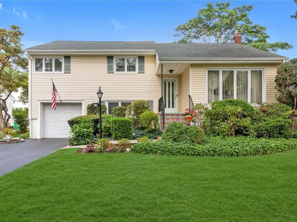 61 Pell Terrace, Garden City, NY 11530