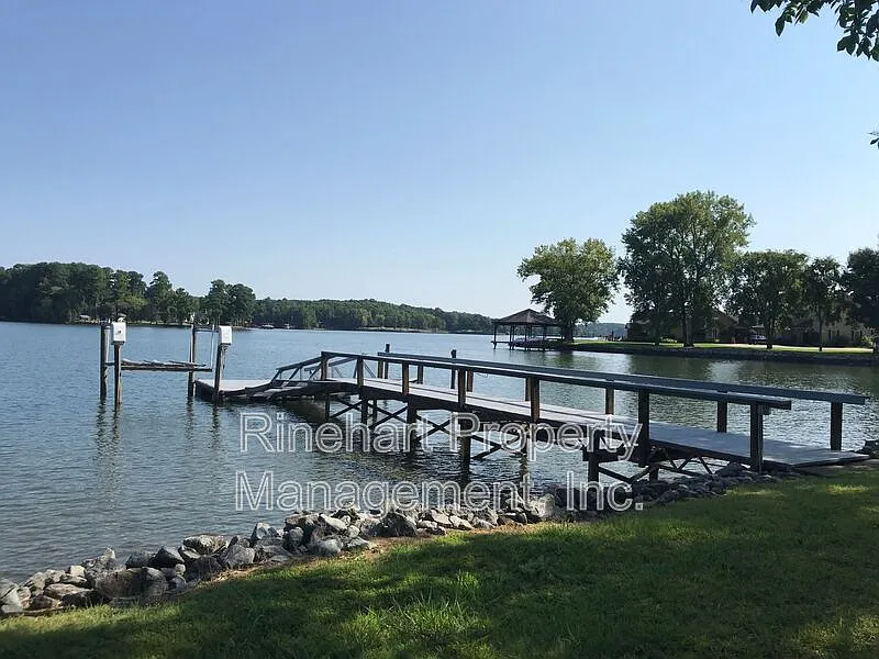 3 bed, 2.0 bath, 1850 sqft, $3,000 — Photo 3