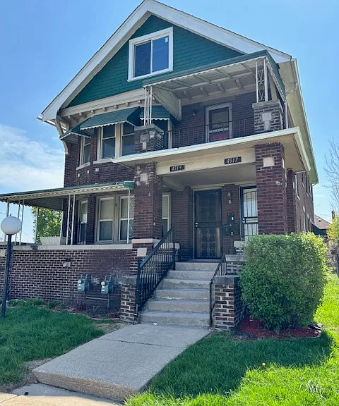 4915 Maplewood Ave — Photo 1