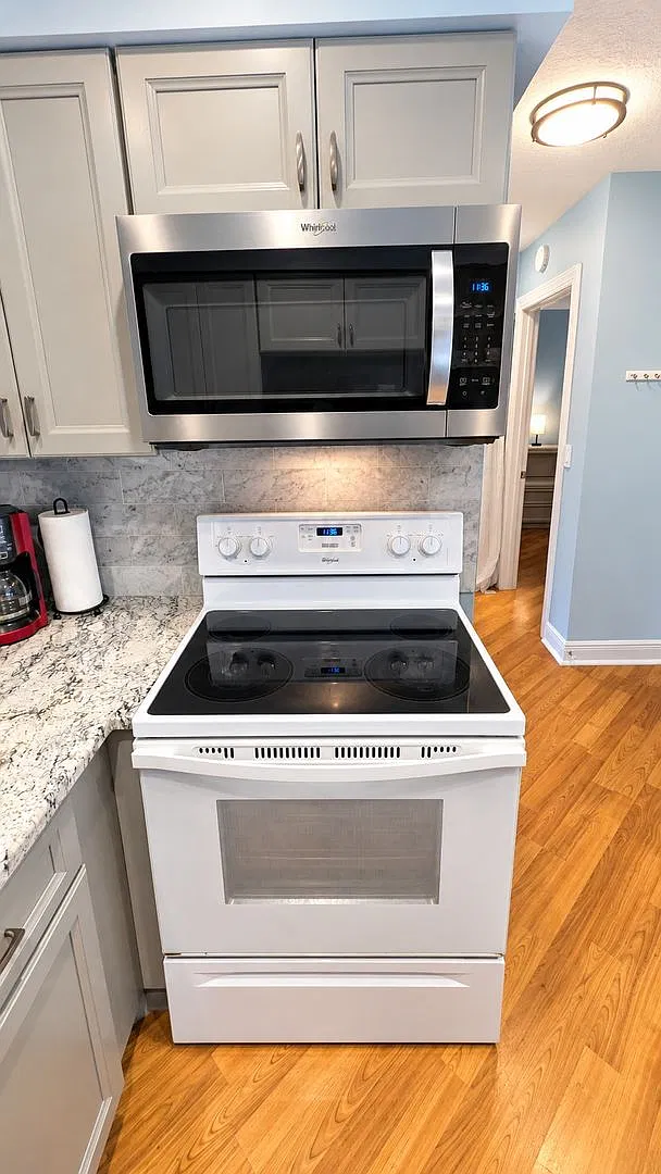 Annual Turnkey furnished 1-bed 1-bath condo in the Meadows — Photo 4