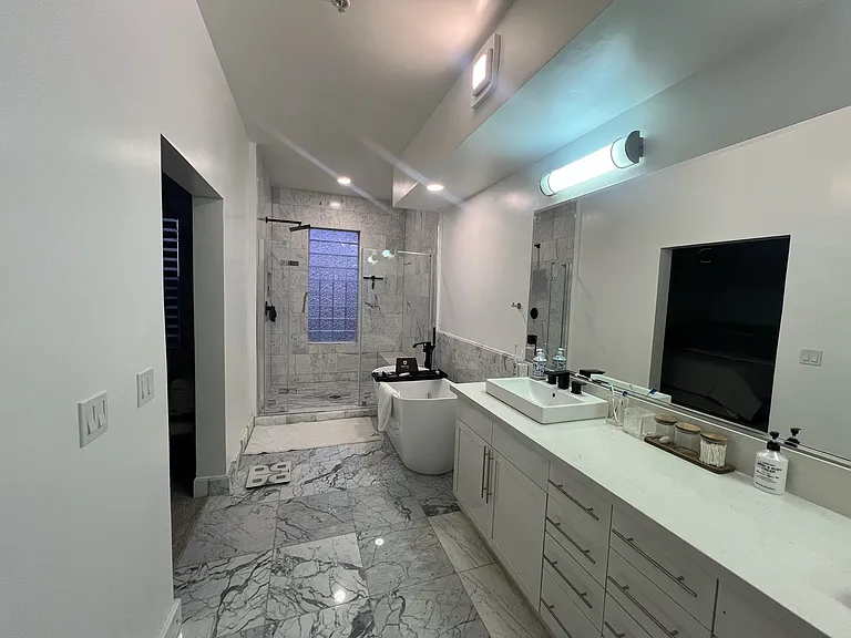 300 E 4th St #402 — Photo 59