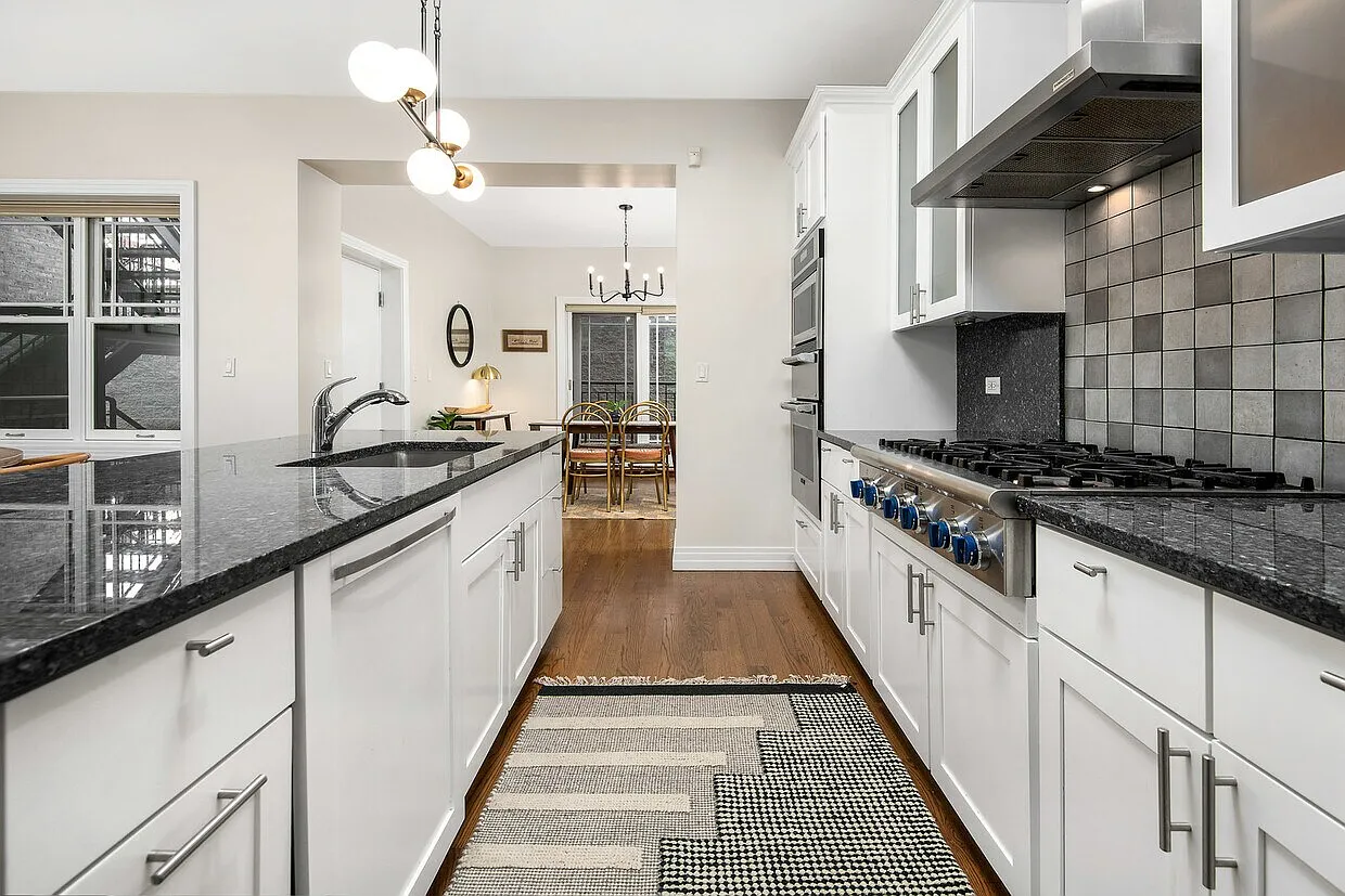 4 bed, 4.5 bath, 4000 sqft, $8,000 — Photo 4
