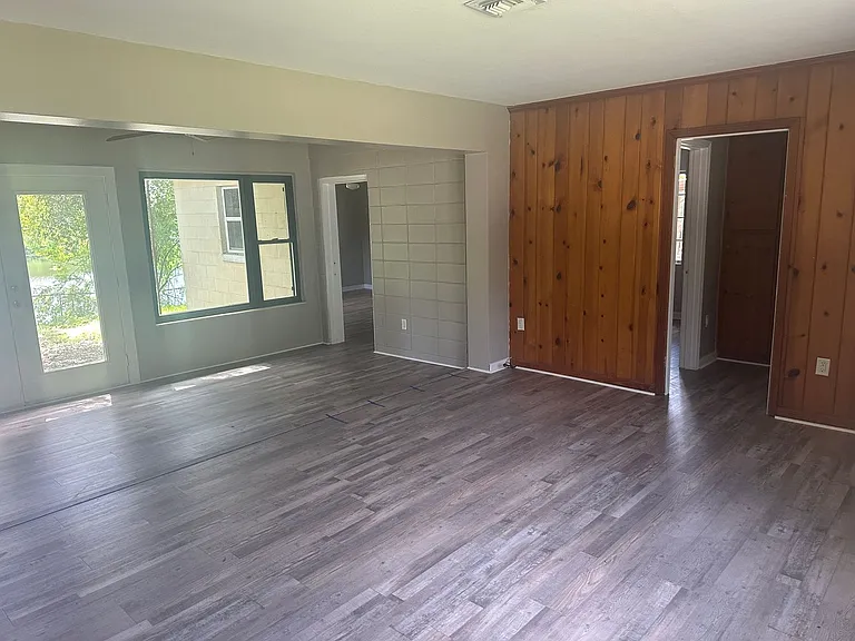 404 Louis St — Photo 3