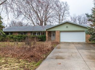 18 Grandview Dr, Normal, IL 61761