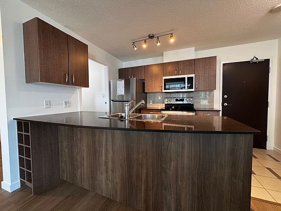 Kitchen (8'11 x 8'9)