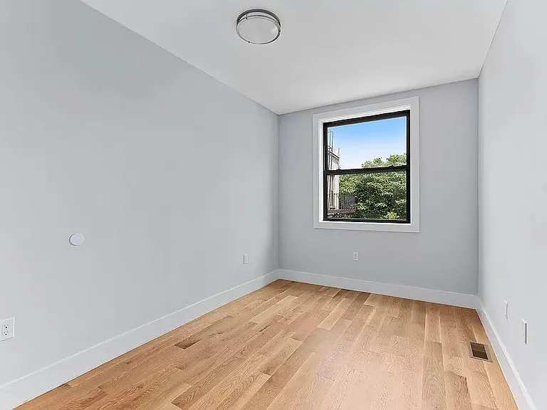 737 Park Pl #B — Photo 3