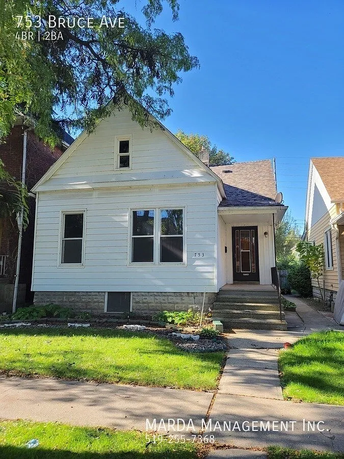 Charming 4 Bed/2 Bath Single Family Home Downtown + Utilities — Photo 1