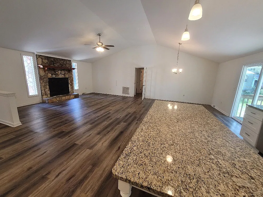 4 bed, 2100 sqft, $1,830 — Photo 3