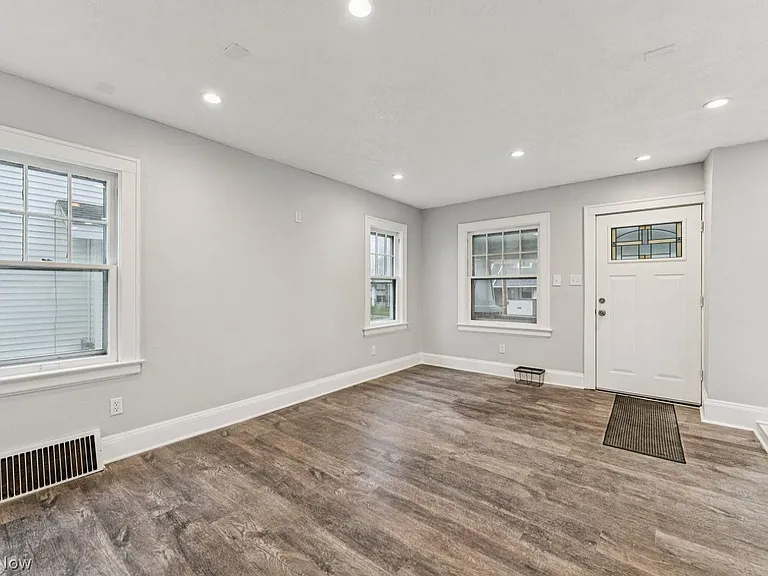 1387 Dietz Ave — Photo 11
