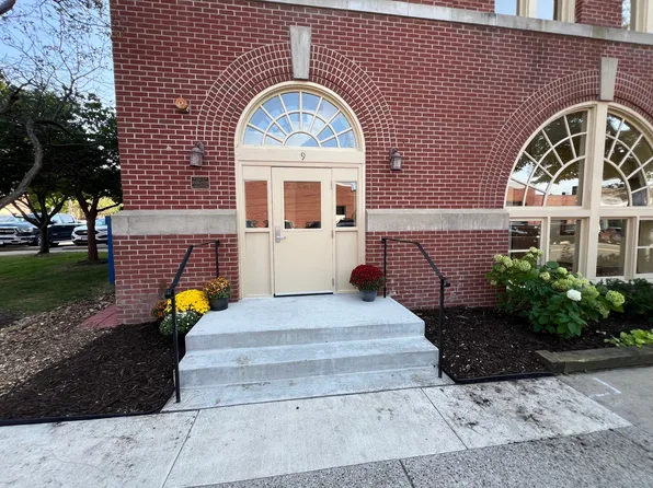 9 W 1st St, Waconia, MN