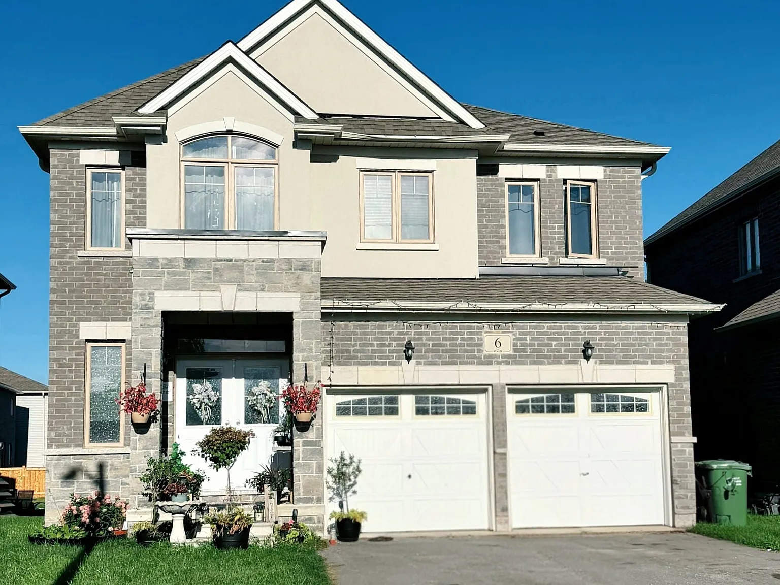 4 bed, $2,800 — Photo 1