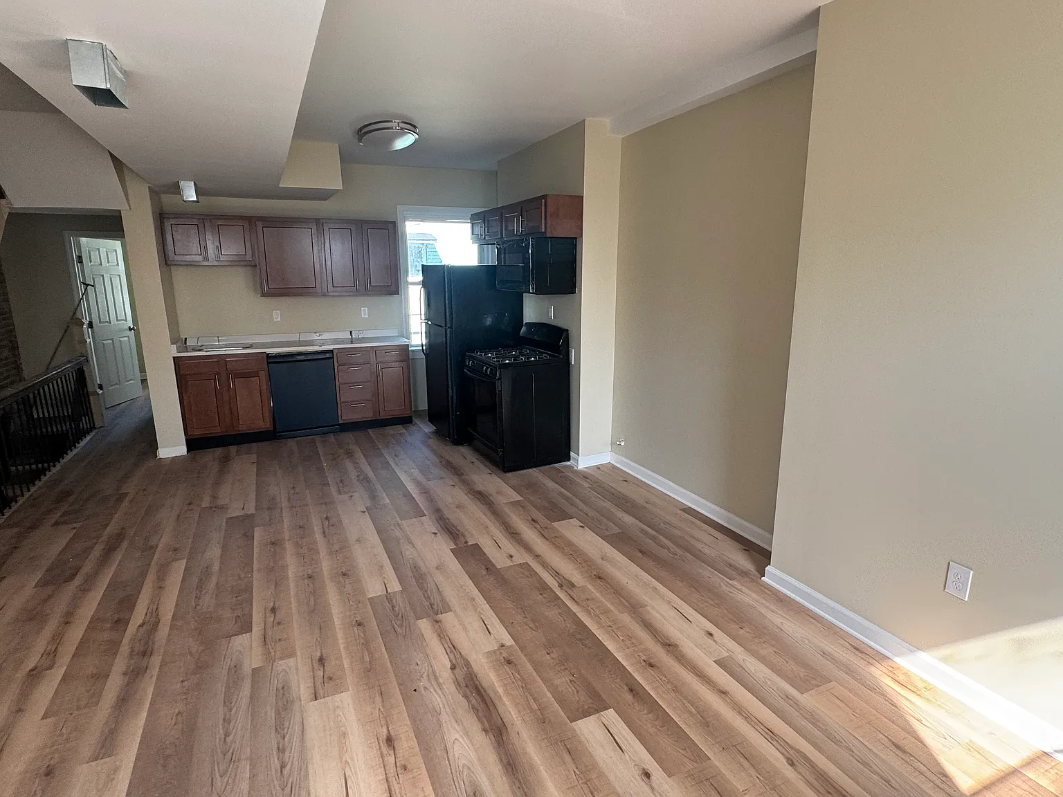 3 bed, 1.5 bath, $1,400 — Photo 2