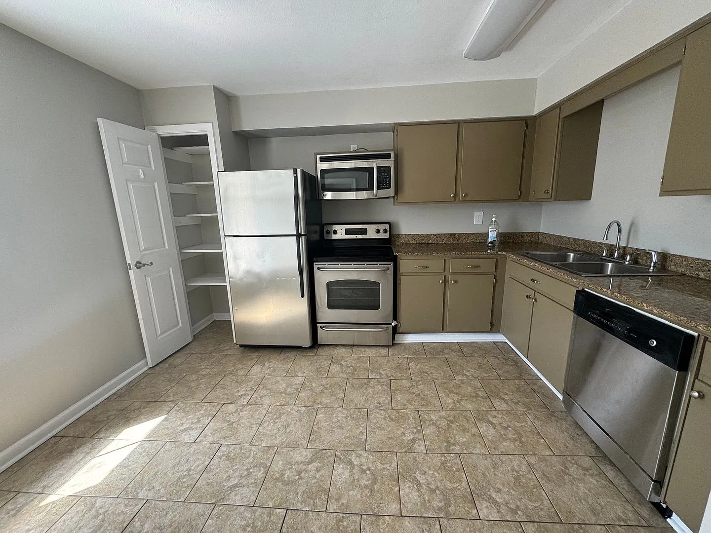Great Location!! 3 Bedroom 2 Bath Located 1 Mile From Campus — Photo 2