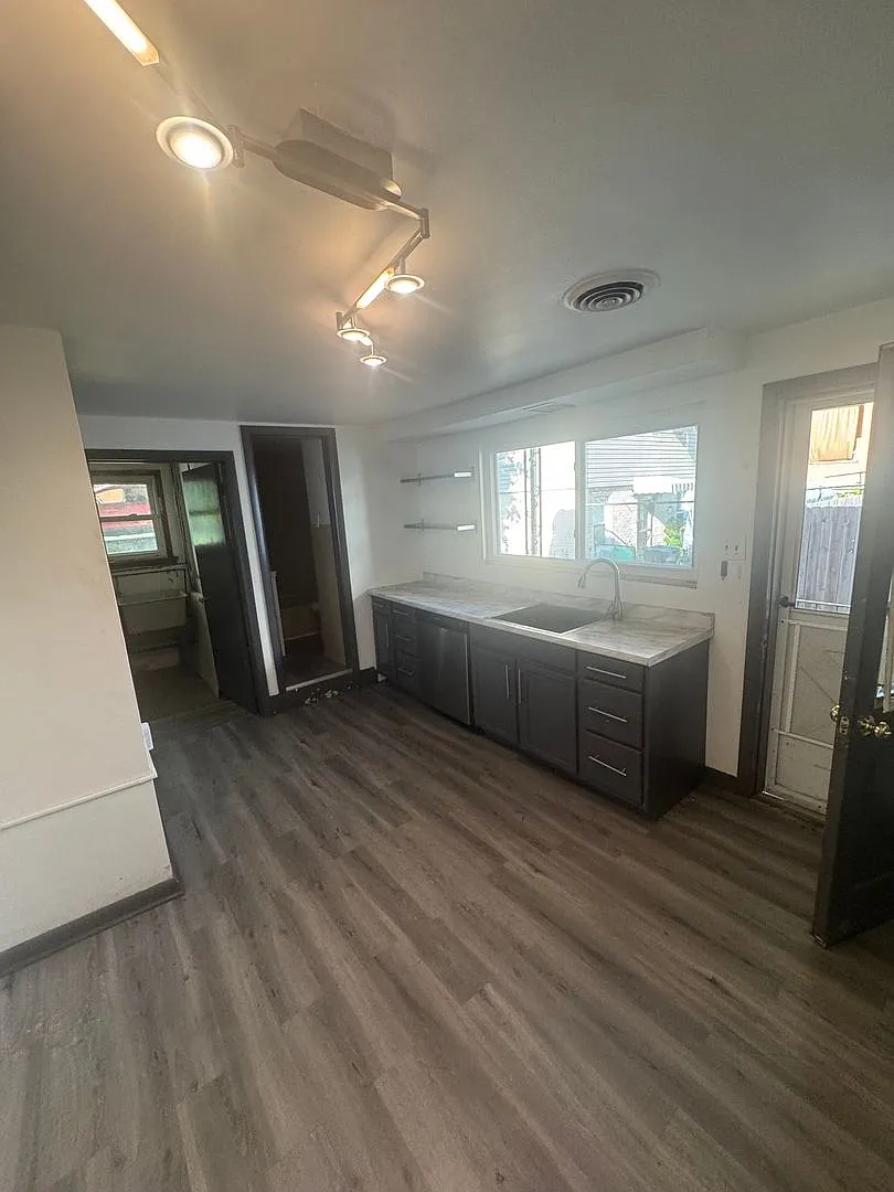 910 Penn St. — Photo 2
