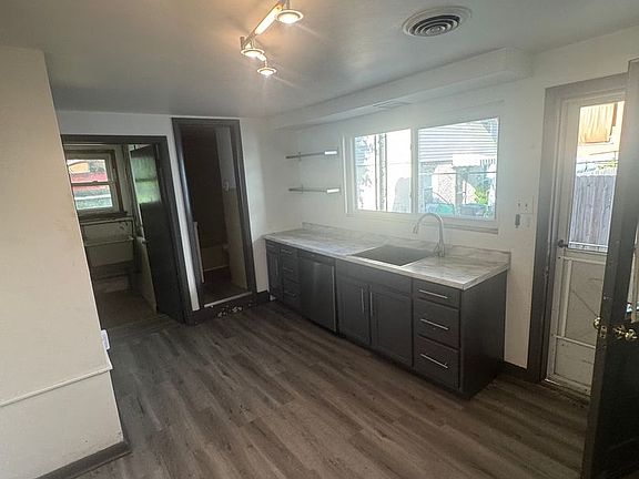 2nd image of 910 Penn St #2