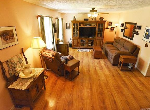 4th image of 165 Valley Springs Dr
