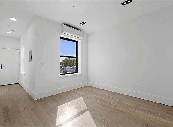 5th image of 32 Magnolia Ave #201